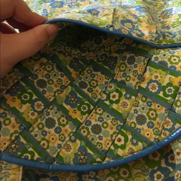 GUC Vera Bradley Bridge Tote in English Meadows - Picture 3 of 5